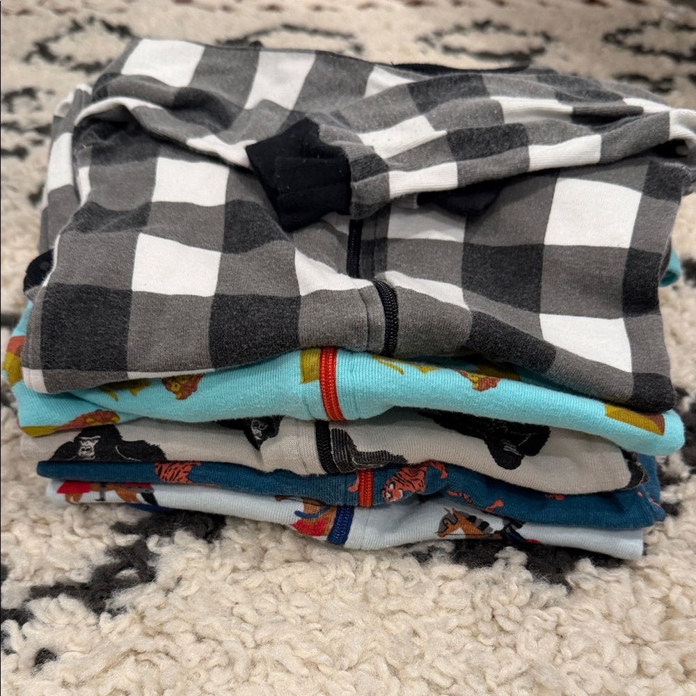 Bundle of footie zip up pajamas size 12-18mo
